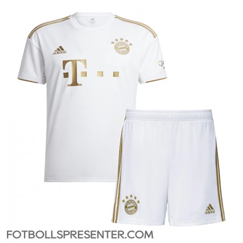 Bayern Munich Matthijs de Ligt #4 Bortatröja Barn 2022-23 Kortärmad (+ korta byxor)